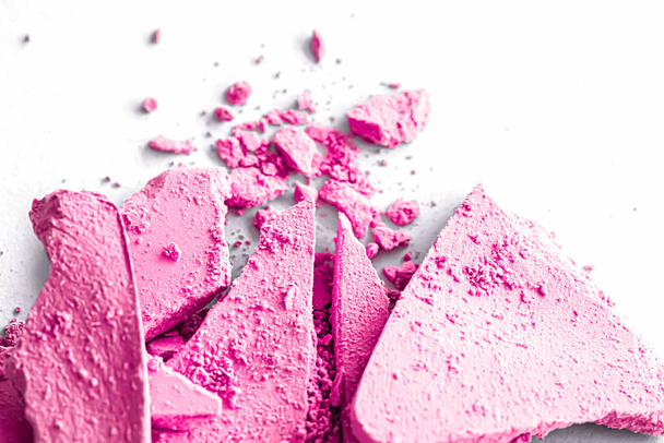 メイクパレットとしてピンクのアイシャドウパウダー白の背景に隔離されたクローズアップ、砕いた化粧品と美しさのテクスチャ - 写真・画像
