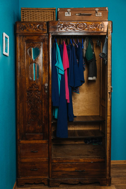 Nachhaltige Mode und ethische Kleidung, Organisieren Sie Ihren Schrank, Modische Garderobe. Helle Kleidung im Schrank - Foto, Bild