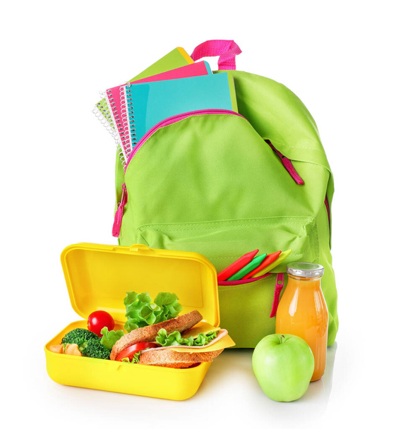 Зеленая сумка школы и здоровый школьный обед коробка изолированы на белом фоне. - Фото, изображение