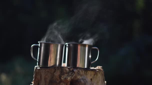 la vapeur vient de deux tasses de café chaud, une main mans ramasse l'un d'eux - Séquence, vidéo