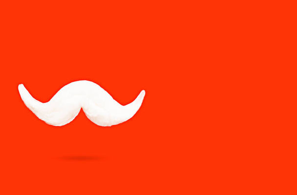 moustache santa claus sur fond rouge - Photo, image