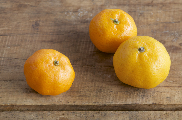 Mandarine auf Holztisch - Foto, Bild