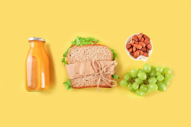 Almuerzo escolar saludable sobre fondo amarillo. Vista superior. - Foto, Imagen