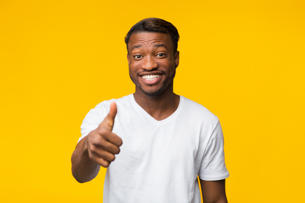 Uśmiechnięty Afro Guy Gesturing Thumbs Up Zatwierdzając coś, Studio strzał - Zdjęcie, obraz