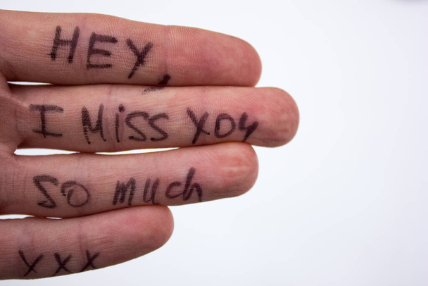 Hey, te echo tanto de menos las letras en la mano humana - concepto de San Valentín - Foto, Imagen