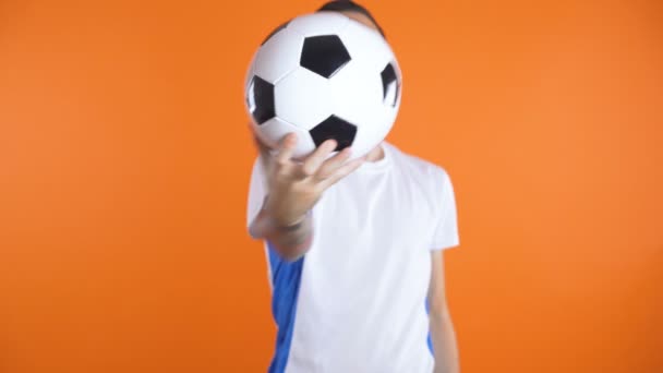  pelota de fútbol en la fuente de la camisa blanca azul ventilador de fútbol sonriendo y éxitos  - Metraje, vídeo