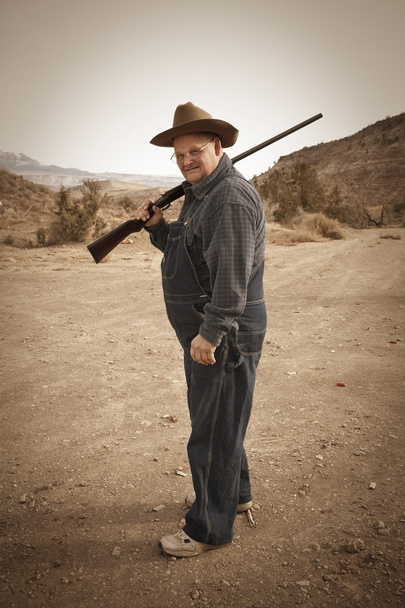 Senior man met geweer - Foto, afbeelding