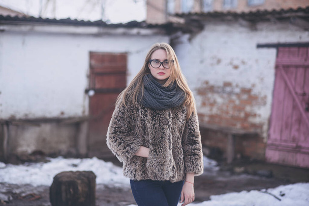 Tyttö blondi kissan silmissä lasit keinotekoinen faux turkki talvella - Valokuva, kuva