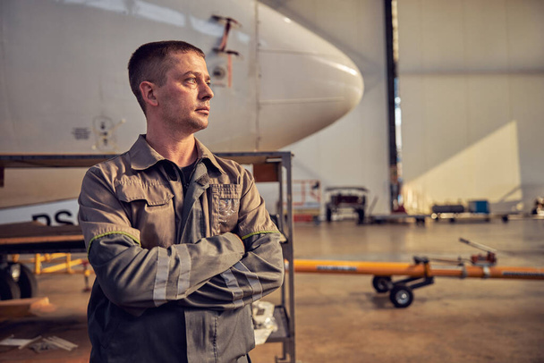 Vážně, letecký mechanik pracující v hangáru - Fotografie, Obrázek