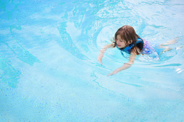 lapsi oppii uimaan - Valokuva, kuva