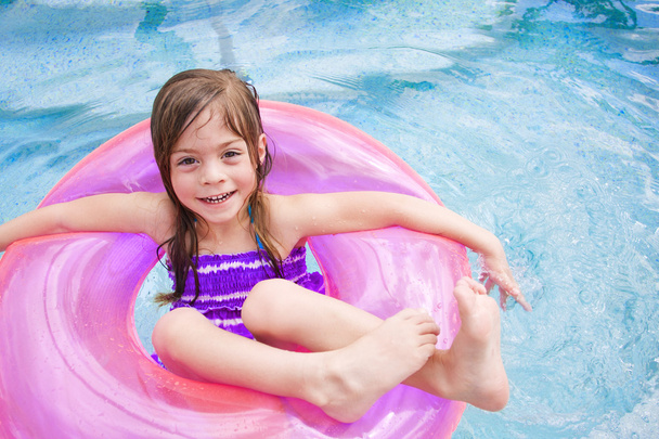 klein meisje in het zwembad - Foto, afbeelding