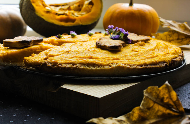 Tradycyjne ciasto dyniowe jesienią - Zdjęcie, obraz