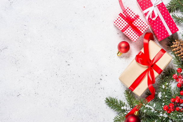 Fondo de Navidad con abeto, vela y decoraciones en wh - Foto, Imagen
