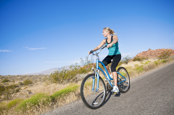 vrouw op een fietstocht past - Foto, afbeelding