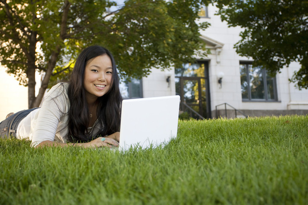 Студент из Азии с ноутбуком
 - Фото, изображение
