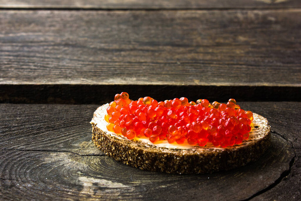 vista de perto de delicioso caviar vermelho  - Foto, Imagem
