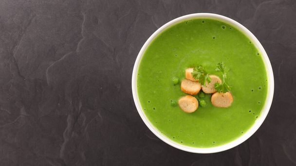 bowl of pea soup and crouton - Zdjęcie, obraz