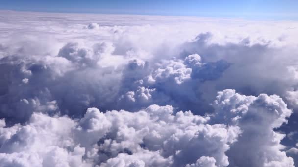 Felhők és égbolt, ahogy a repülőgép ablakán keresztül látni. háttér, hely másolási hely - Felvétel, videó