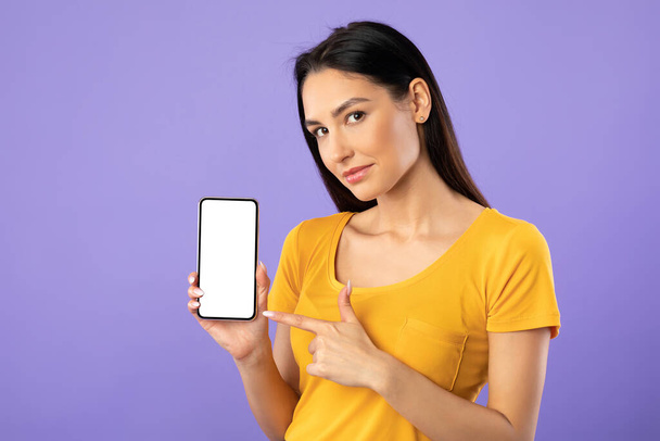 Mulher mostrando tela branca do telefone celular em branco - Foto, Imagem