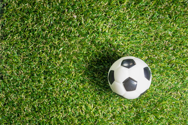 Foci koncepció: futball futball zöld füvön - Fotó, kép