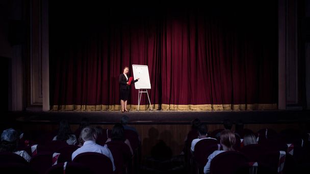 Female caucasian speaker giving presentation in hall at university or business centre workshop - Foto, Bild