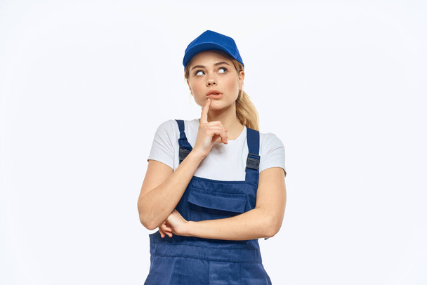 Pracující žena v modré čepici jednotný životní styl emoce služba světlo pozadí - Fotografie, Obrázek
