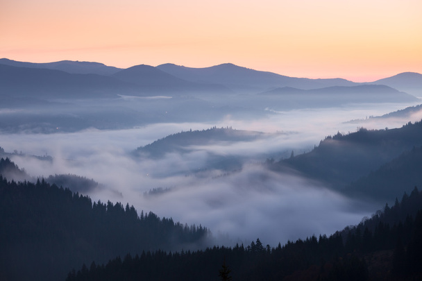 ridge hegyek, ködös reggel - Fotó, kép