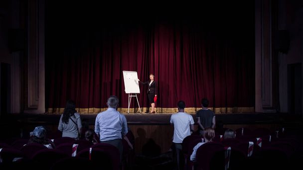 Female caucasian speaker giving presentation in hall at university or business centre workshop - Zdjęcie, obraz