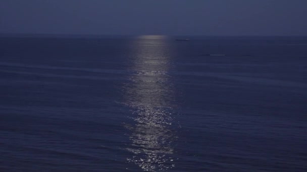 満月は水面を照らす。水面に月の軌跡を描く. - 映像、動画