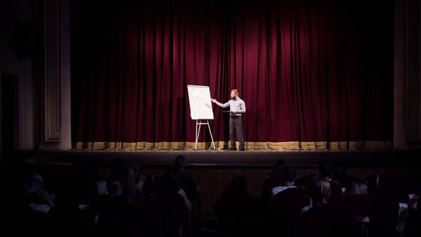 Male caucasian speaker giving presentation in hall at university or business centre workshop - Fotografie, Obrázek