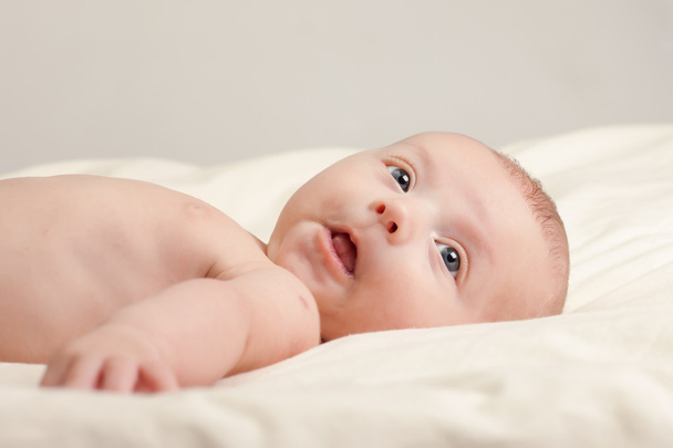 meraklı küçük bebek kız - Fotoğraf, Görsel