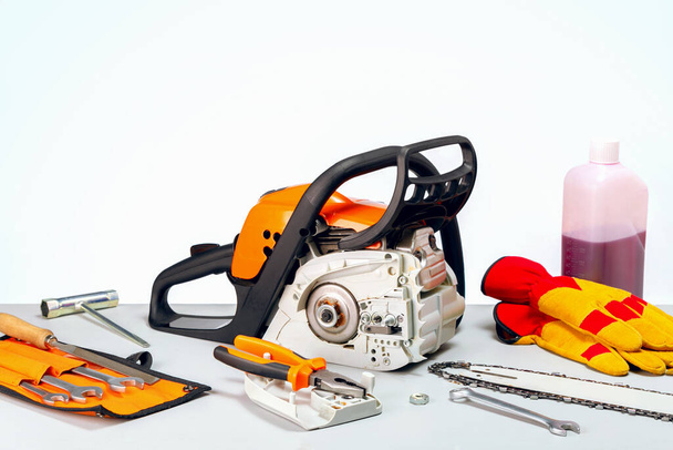 Repair of chainsaws,gasoline powered tools. repairing a chainsaw in repair shop. - Zdjęcie, obraz