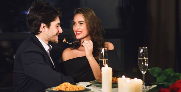 Rakastava pari ottaa päivämäärä ruokinta toisiaan Ravintola, Panorama - Valokuva, kuva
