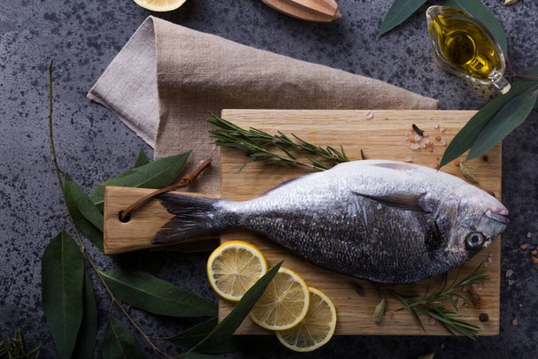 Сира риба дорадо та інгредієнт для приготування їжі
. - Фото, зображення