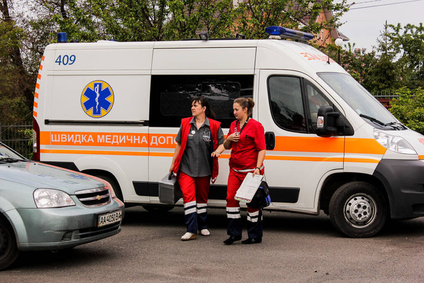 Kiev, Ukraine - 16 mai 2016 : Groupe de médecins près de la voiture d'ambulance. - Photo, image