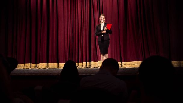 Female caucasian speaker giving presentation in hall at university or business centre workshop - Φωτογραφία, εικόνα