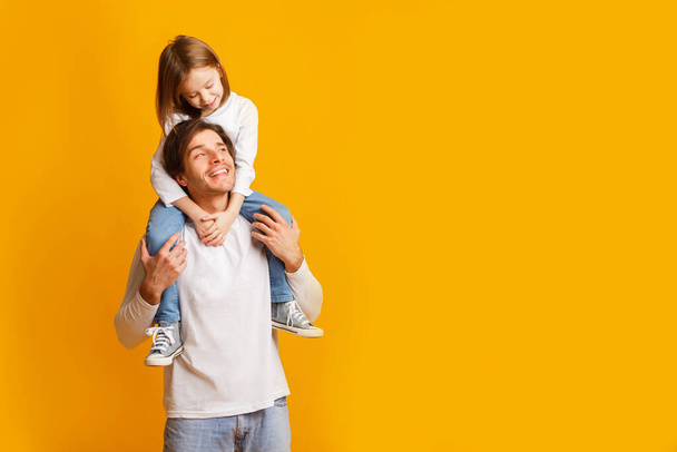 Heureux père portant sa joyeuse petite fille sur les épaules - Photo, image