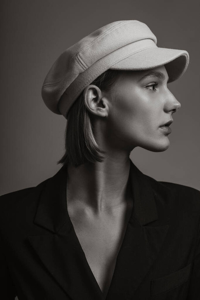 Black and white portrait of beautiful young woman in a hat. Fashion, beauty, style and lifestyle concept. - Foto, Imagem