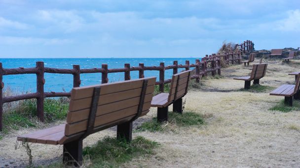 Bank im Park am Strand, Landschaft der Insel Jeju in Südkorea, friedliches und inspirierendes Konzept - Foto, Bild