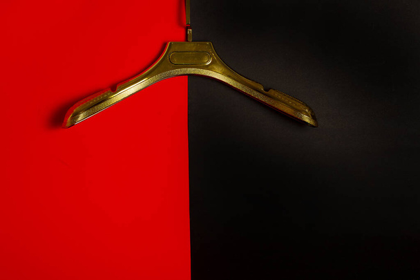 zwarte vrijdag behang, hanger op rode en zwarte achtergrond - Foto, afbeelding