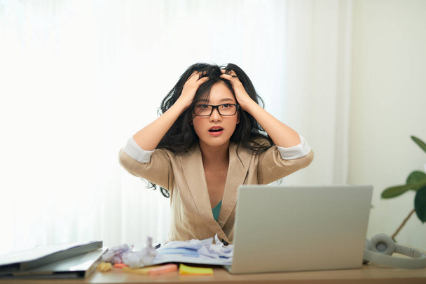 Empresaria con dolor de cabeza en la oficina - Foto, imagen