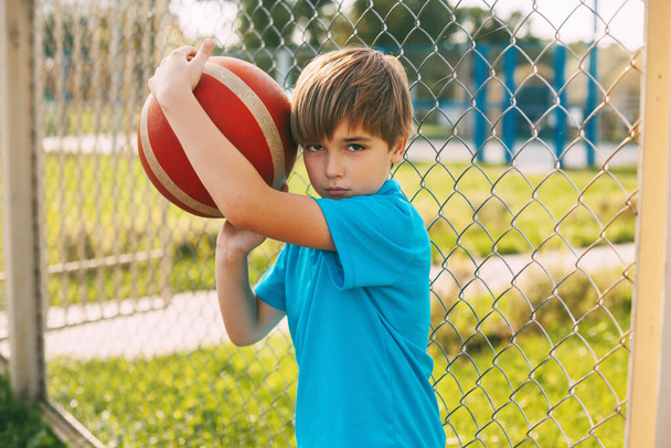 バスケットボールを手にした美しい少年の肖像画. - 写真・画像