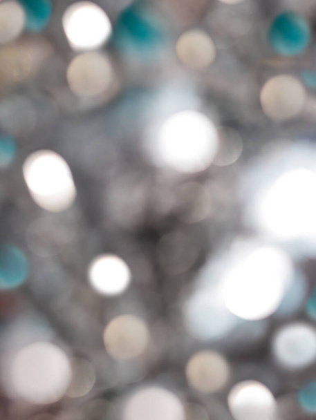 Tendance arc-en-ciel néon couleurs festives scintillantes lumières déconcentrées. Bokeh 4K blanc, jaune et bleu. Images abstraites superposées parfaites et élégantes. Noël Nouvel An clignotant fond coloré clignotant. - Photo, image