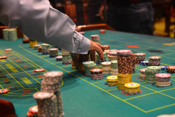 Hazardní hry nebo kasino pozadí koncept. Kasino ruleta kolo vtip  - Fotografie, Obrázek