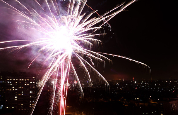 Fuochi d'artificio colorati di notte cielo della città
 - Foto, immagini