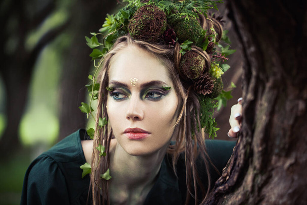 Німфа жінка біля дерева на відкритому повітрі. Хеллоуїн персонаж або лісова душа
 - Фото, зображення