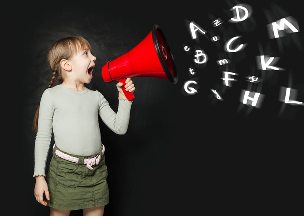 Маленька школярка кричить через мегафон, концепція освіти
 - Фото, зображення