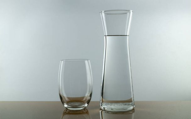 leeres Glas und Kanne Wasser - Foto, Bild