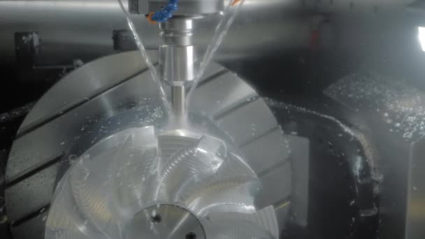 Obráběcí frézka s chladicím systémem řezání kovového obrobku v továrně - Záběry, video