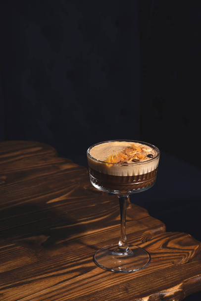 Kahvi mausteet cocktail hapan tumma baari puinen pöytä - Valokuva, kuva